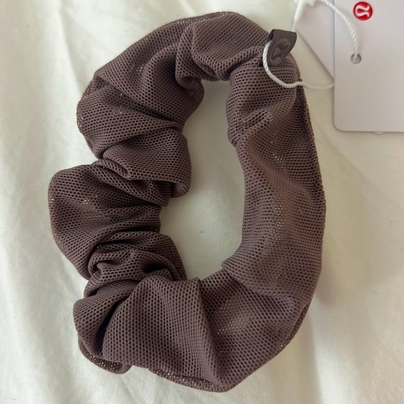 Lululemon Uplifting Scrunchie Mesh NWT O/S Color MYMC Misty Mocha - Picture 1 of 6